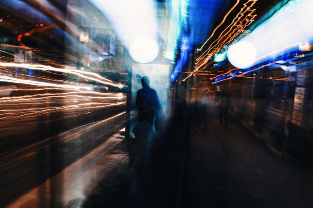 Photo blurred motion of people in city at night