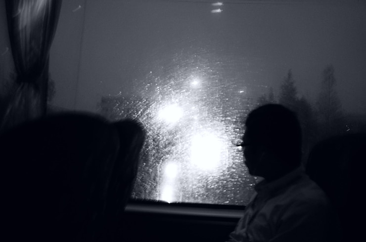 Photo 暗で人々の動きがぼやけている