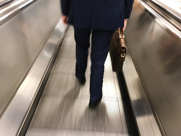 エスカレーターで歩いている人の動きがぼんやりしている