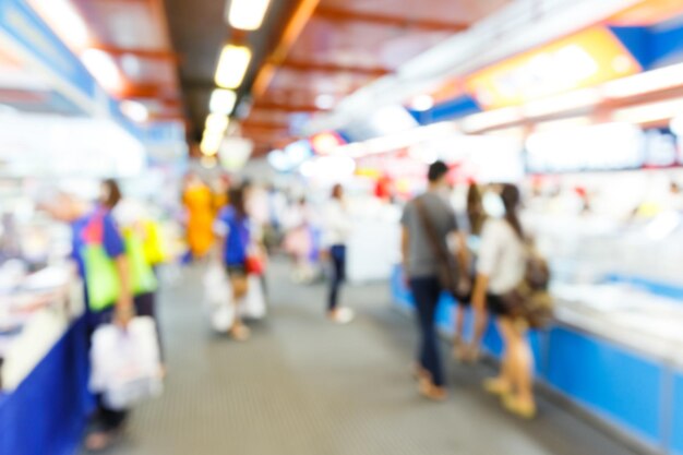 Photo blurred motion of people walking at railroad station