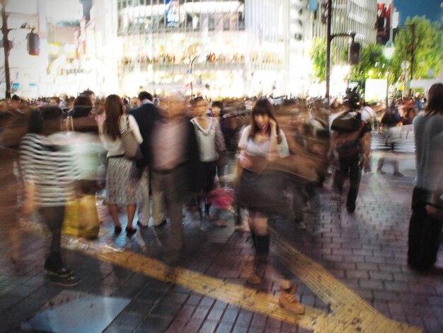 Photo blurred motion of people walking on street in city