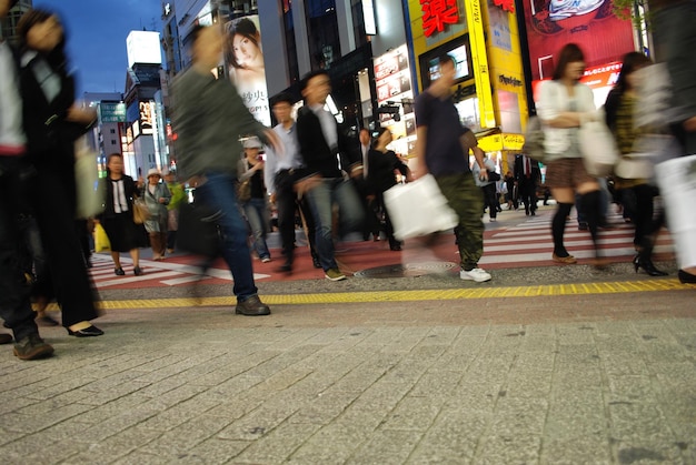 Photo blurred motion of people walking on street