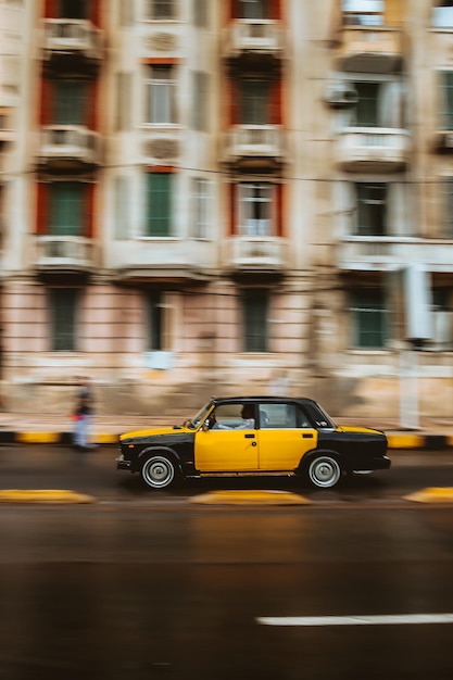 Photo blurred motion picture of yellow cab on city street