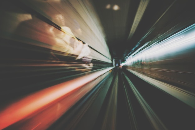 Foto movimento sfocato dei binari ferroviari nel tunnel