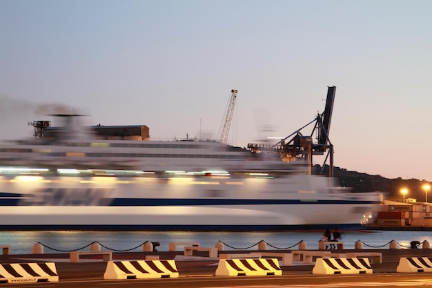 Photo blurred motion of ship at dusk