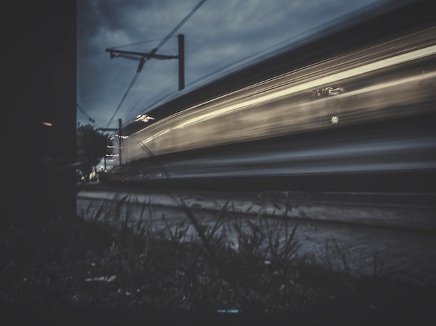 Foto movimento sfocato del treno contro il cielo notturno