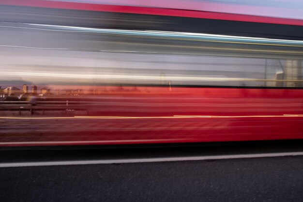 Foto movimento sfocato del treno in città