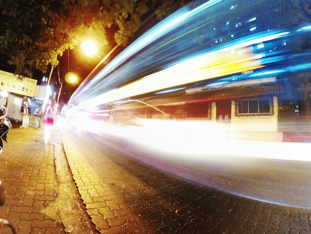 Photo blurred motion of train at night