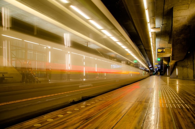 Photo blurred motion of train at night