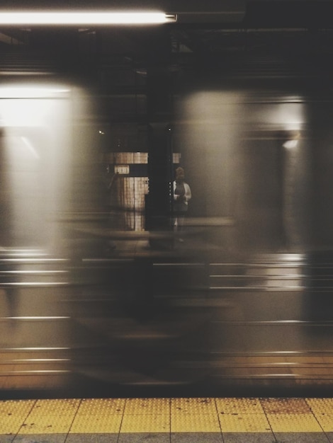 Foto movimento sfocato del treno alla stazione ferroviaria