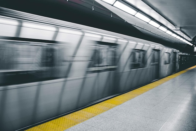 Foto movimento sfocato del treno alla stazione ferroviaria