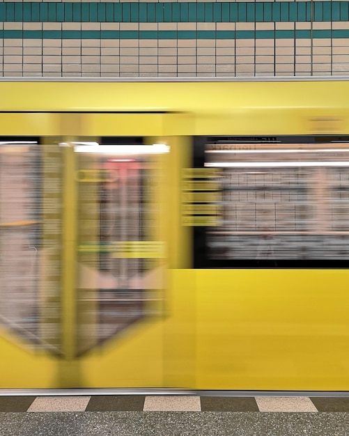 鉄道駅で列車の動きがぼんやりしている