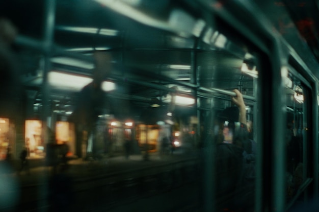 列車の窓の動きがぼやけている