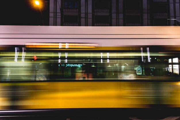 Photo blurred motion of tram in city at night