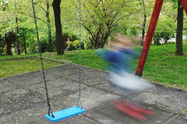 Foto movimento sfocato degli alberi dall'erba