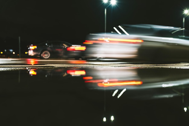 Photo blurred motion of vehicle on city street at night