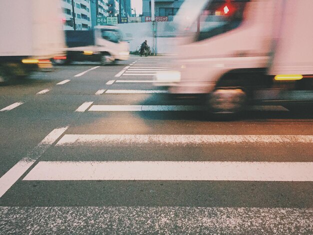 Foto movimento sfocato dei veicoli sulla strada della città