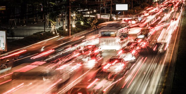 Foto movimento sfocato dei veicoli sulla strada di notte