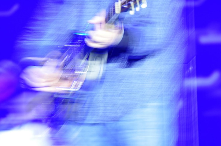 Photo 暗の女性の昧な動き
