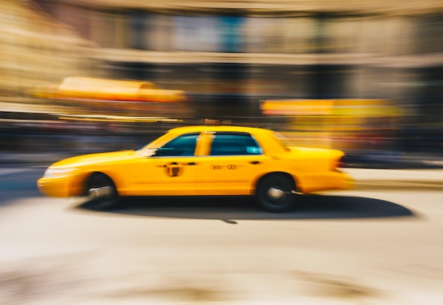 Photo blurred motion of yellow car on road