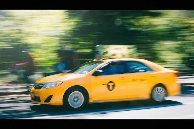 Foto movimento sfocato del taxi giallo sulla strada