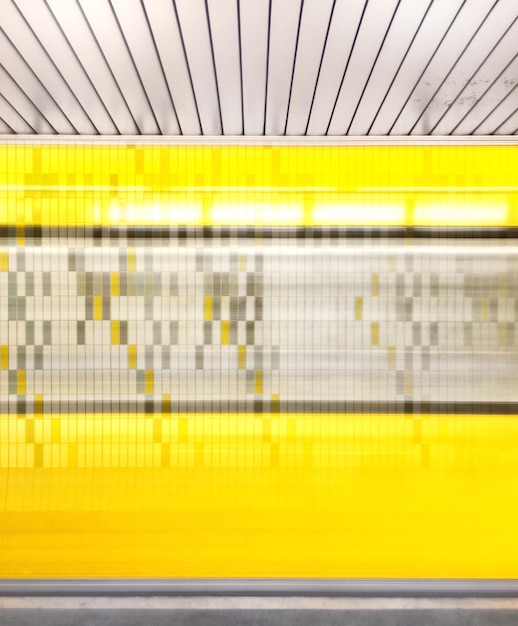 Foto movimento sfocato del treno giallo