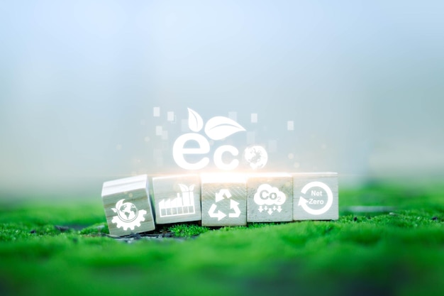 Размытая природа с кубическим деревянным фоном и концепцией окружающей среды ESG