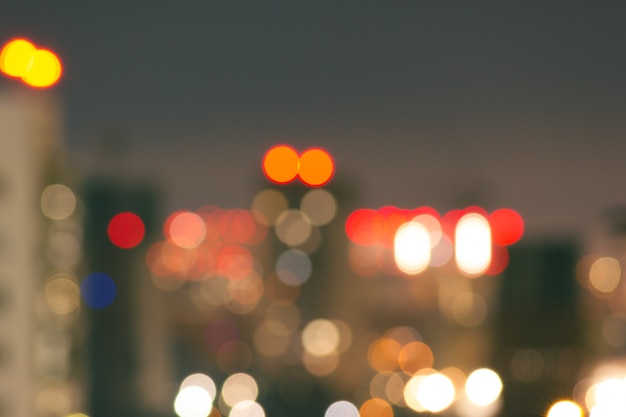 Città di notte offuscata con luce bokeh