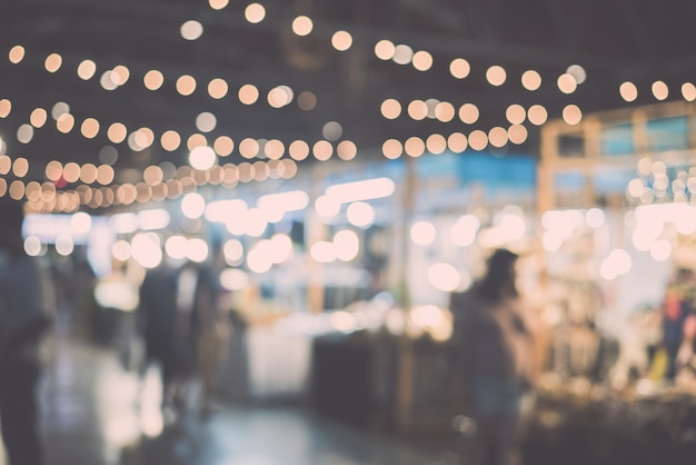 Gente vaga di festival del mercato notturno che cammina sulla strada