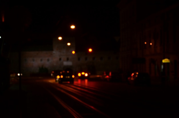 道路上のトラフィックのぼやけた夜景