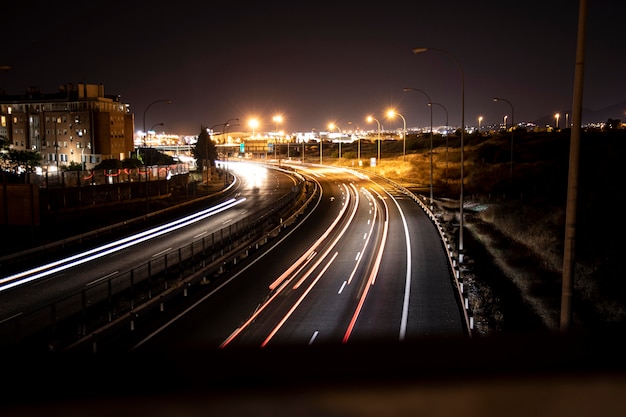 Luci notturne sfocate in città