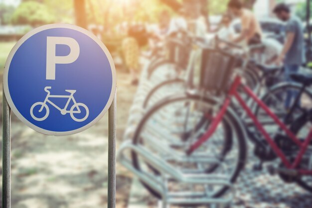 写真 自転車と標識自転車公園のぼかし