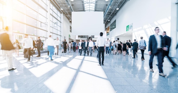 写真 見本市でぼやけた人々