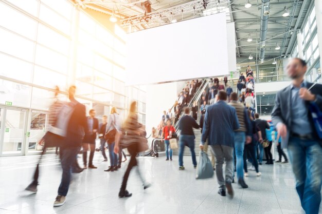 Foto persone sfocate a una fiera