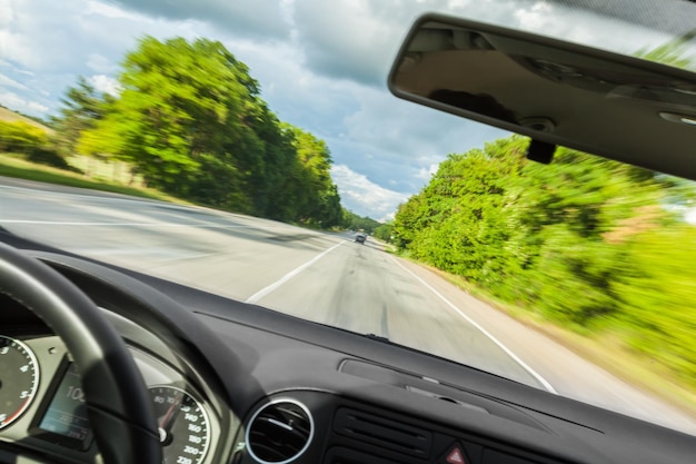 Vista della strada sfocata dall'interno di un'auto