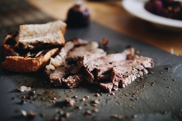 Photo blurred roast beef corn bread served on the table