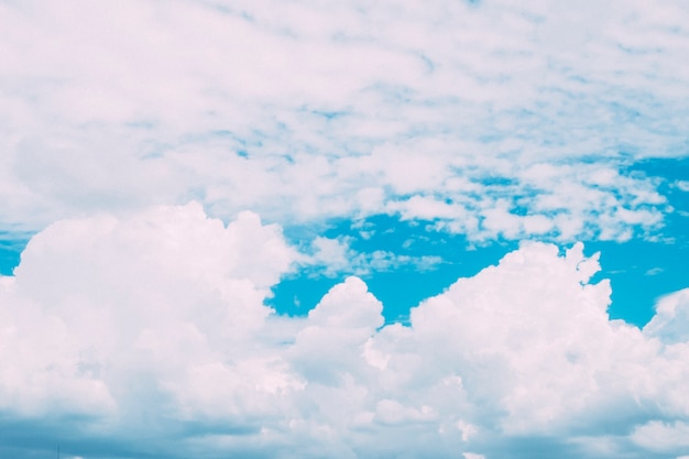 ぼやけた空のぼやけまたは紺碧の空と白い雲の背景、夏の美しい自然。 Cloudscapeの背景