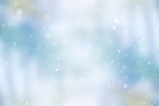 ぼやけた雪/冬の抽象的な背景、抽象的なぼやけた輝く葉の背景に雪片