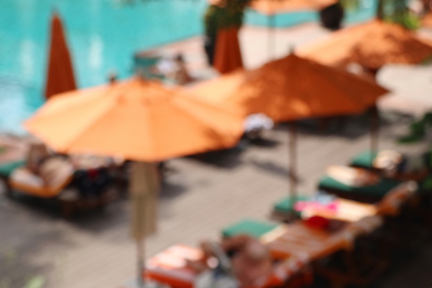 Photo blurred swimming pool with umbrellas