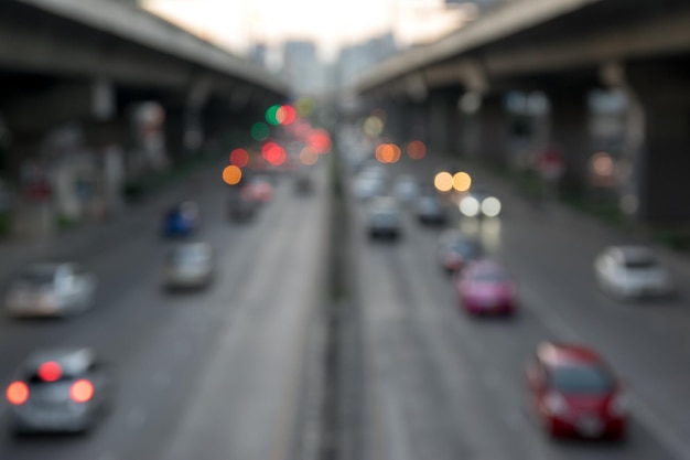 Foto il traffico è sfocato a bangkok, in thailandia.