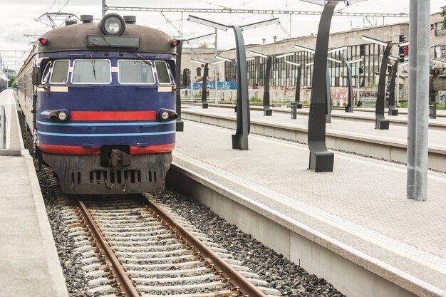 タリン駅のぼやけた電車