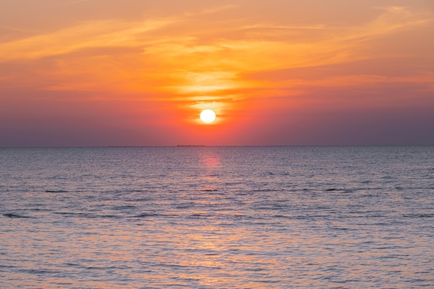 ビーチの海に沈む熱帯のカラフルな夕日のぼやけ