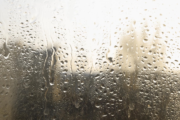Размытый вид на город из окна в дождливый день