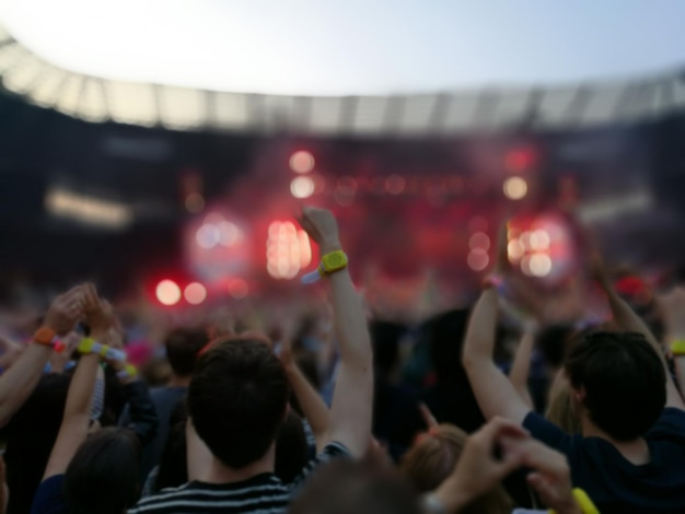 Photo blurred view of concert and people enjoying