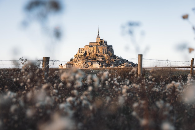 Photo blurred view of the famous le mont saintmichel tidal island