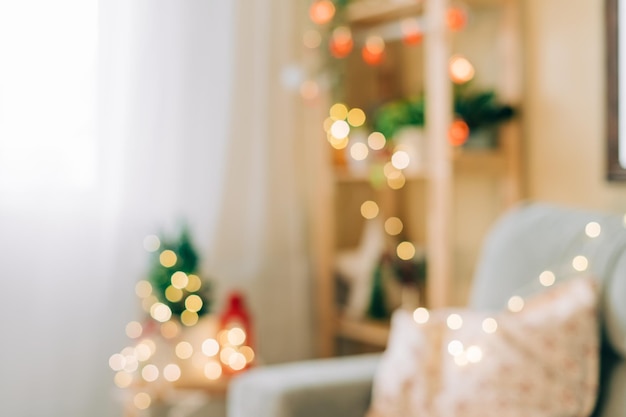 コピーとクリスマスライト居心地の良い家の背景とスタイリッシュなクリスマスの部屋のインテリアのぼやけたビュー