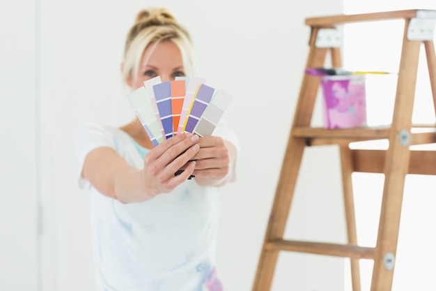 Фото Размытая женщина с цветными образцами в новом доме