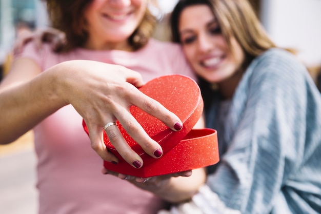 Photo blurred women opening heart-shaped box