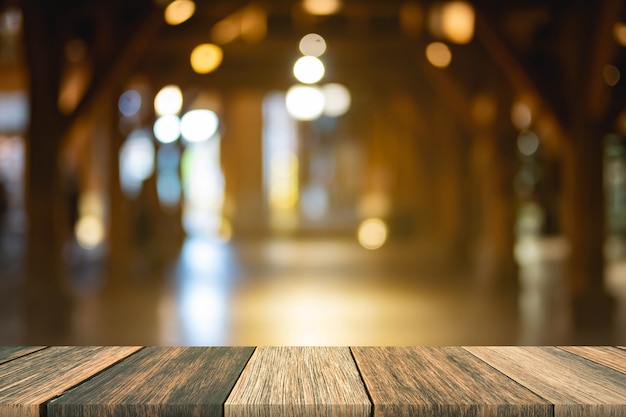 Photo blurred wooden table in front blurred night street market