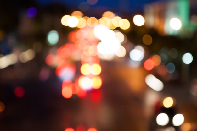 Sfondo blurry bokeh del traffico con luce notturna